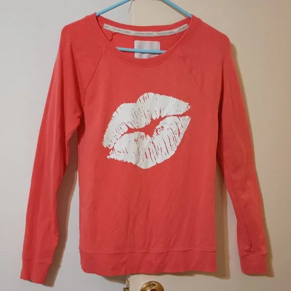 GUC ~Victoria Secret Coral Colored Sweatshirt w/ White Kissing Lips ~Size: Small - Picture 1 of 3